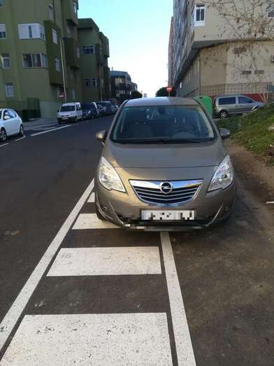 Vehículo aparcado en el paso de peatones de la calle de 8 de Marzo (Foto TA)